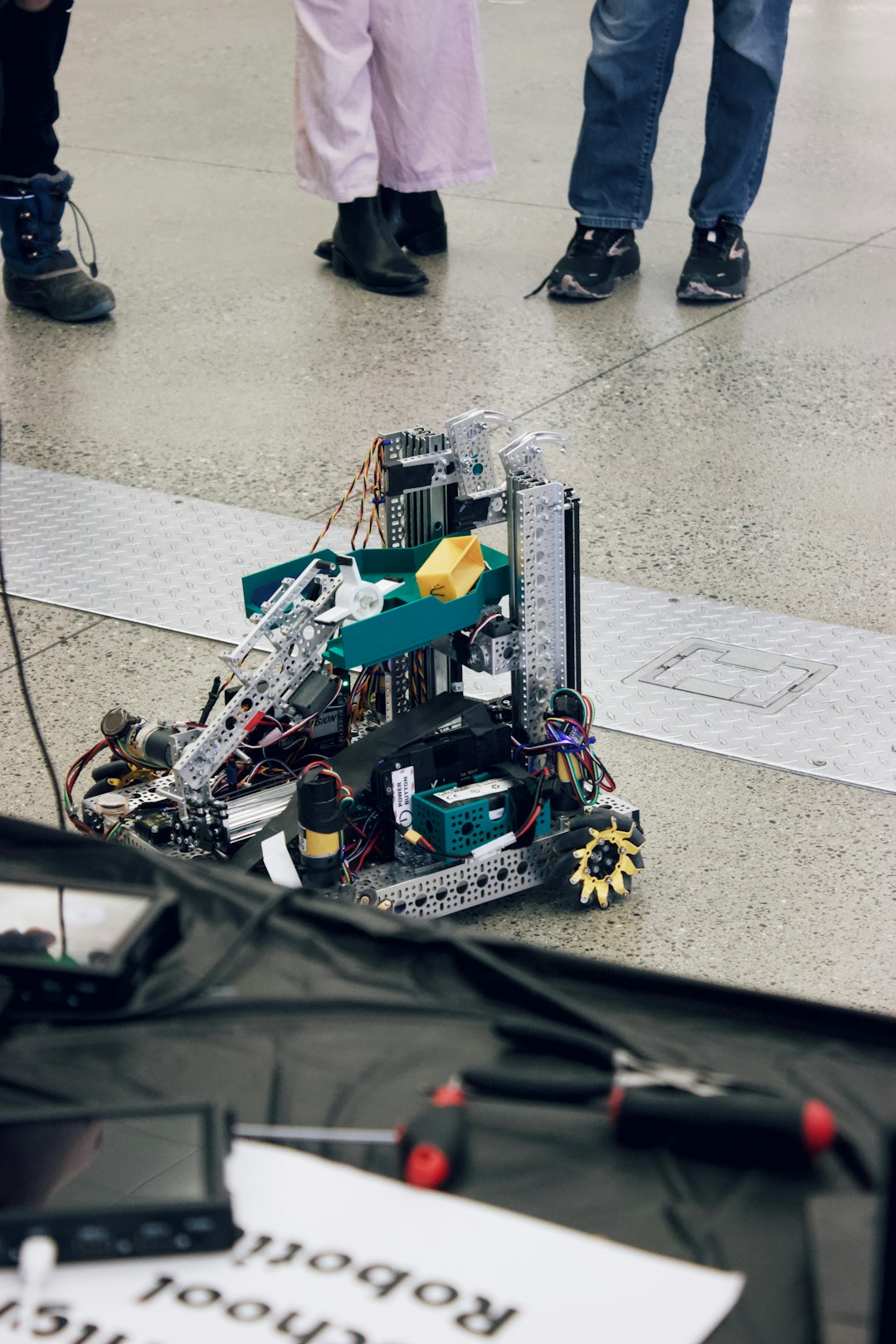 Robot humanoide interactuando con una persona